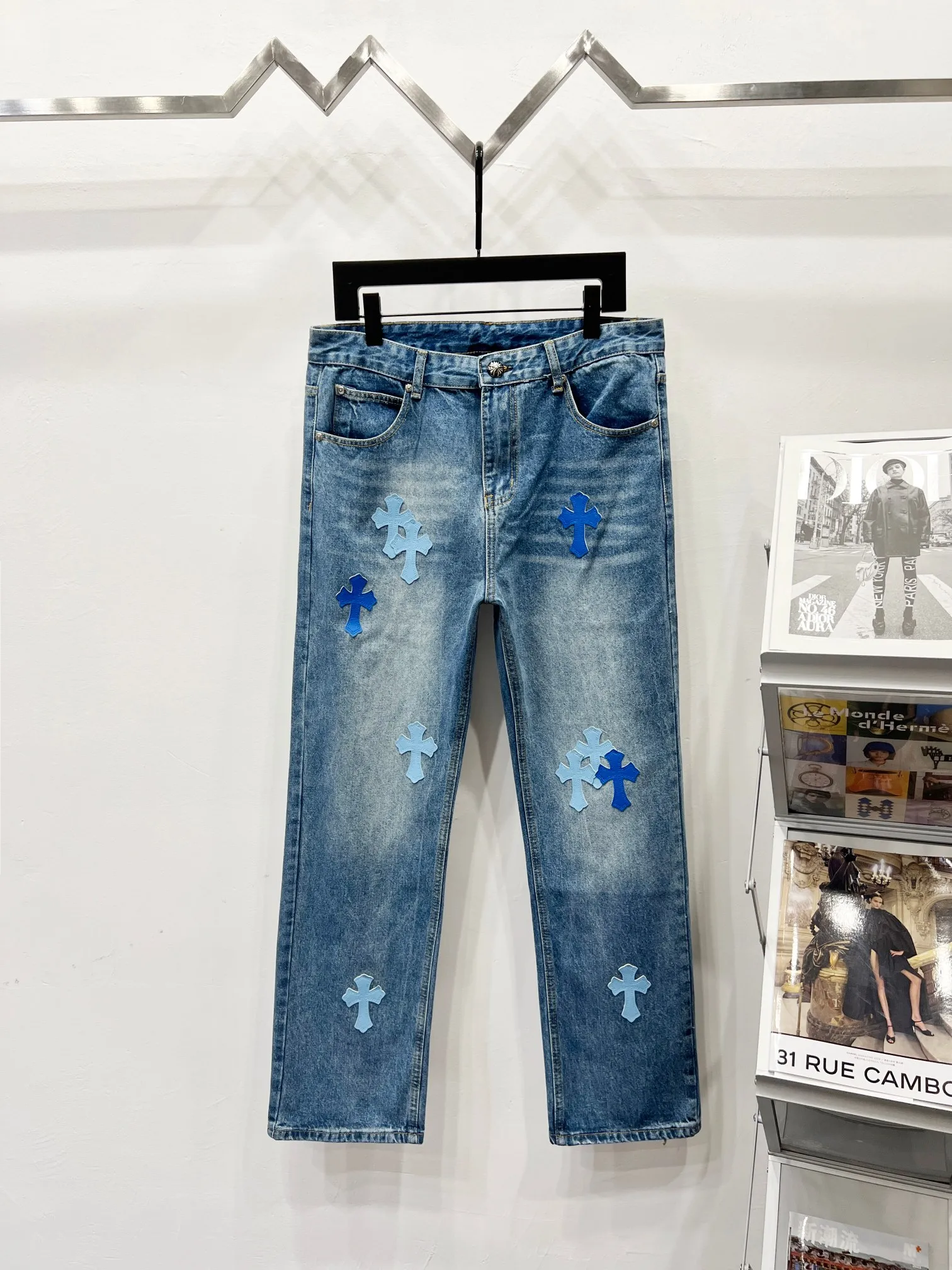 P210 Style No.: (K540) Chrome Hearts & CH city limited series Sanskrit cross patch patchwork jeans, black and white color matching - Chengdu "chengdu" jeans catering to the hometown of Chengdu giant pandas. The finished products need to be washed and then disassembled and hand-stitched with sheepskin cross skins and then spliced ​​together to complete. The whole process is too complicated to explain. The texture can be seen in the hand, and it looks good. The styles with different washed textures are very friendly to people with thin legs and thick legs. The straight version is very flattering to the leg shape. The moderate length is timeless and can be matched easily and casually. It is the basic styling foundation for various styles and is a must-have in the wardrobe! The fabric is stiff but also makes the upper body soft without losing texture. The washing process is even more perfect. It is a must-have item for everyone! ! ! Washed wheat, hang tag, pants label, three labels are complete, the upper body effect is particularly stiff and stylish, super stylish, the same style for men and women - Color: blue and black Size: 28 30 32 34
